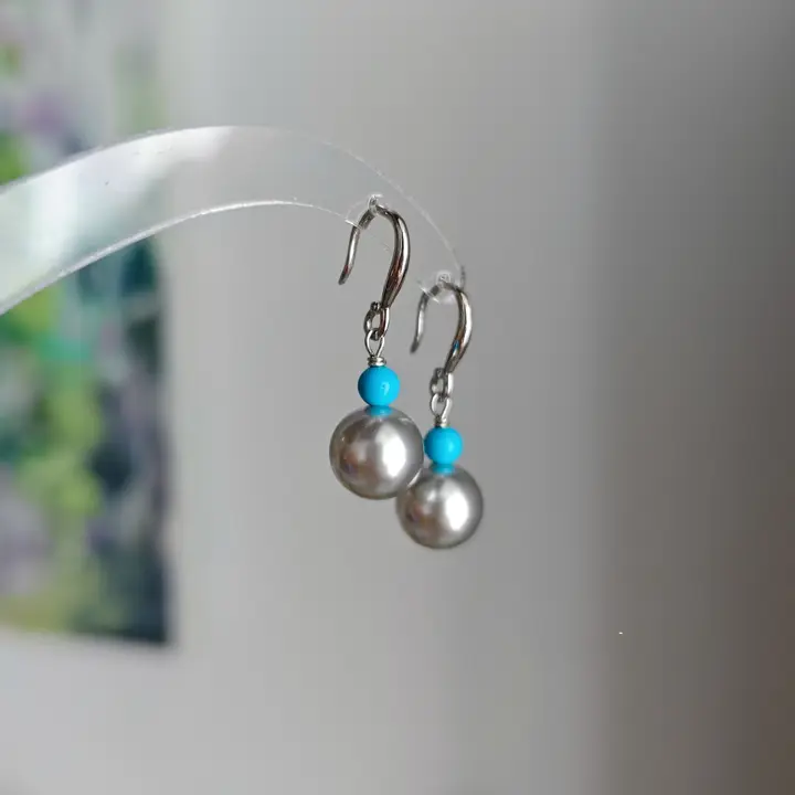 緑松のプラチナグレーイヤリング【小ぶりで高級感のあるデザイン】