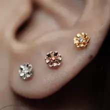 ミニ立体花のイヤリング【デイジーデザイン・細いフレーム・女性用】