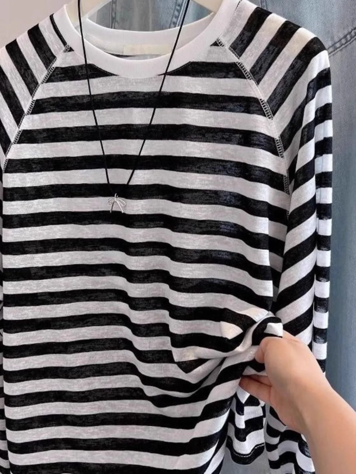 UVカット長袖をどう選ぶ？通勤風のストライプTシャツが、夏の日差しに負けない理由