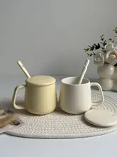 シンプルデザインの陶器製マグカップ【ふた付き・スプーン付き・コーヒー・ミルク】