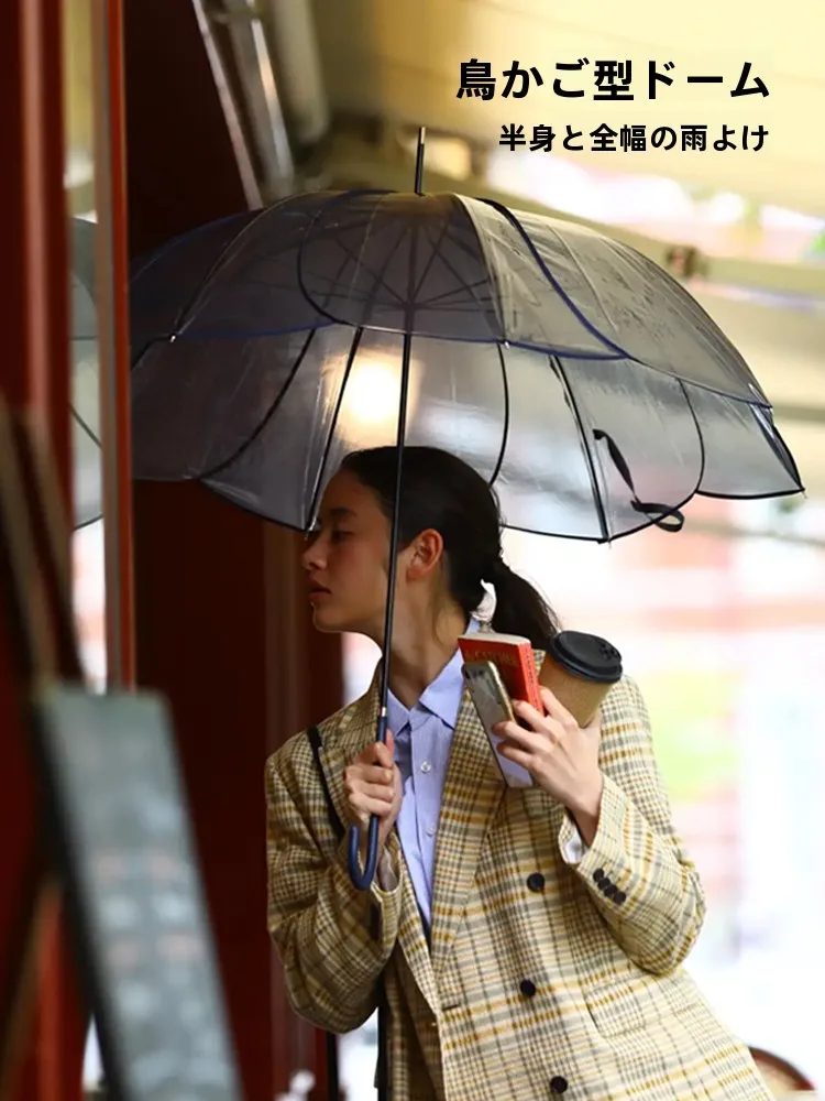 雨の日でも崩れにくいきれいめ素材は、実は「透明な長柄傘」に隠れている？
