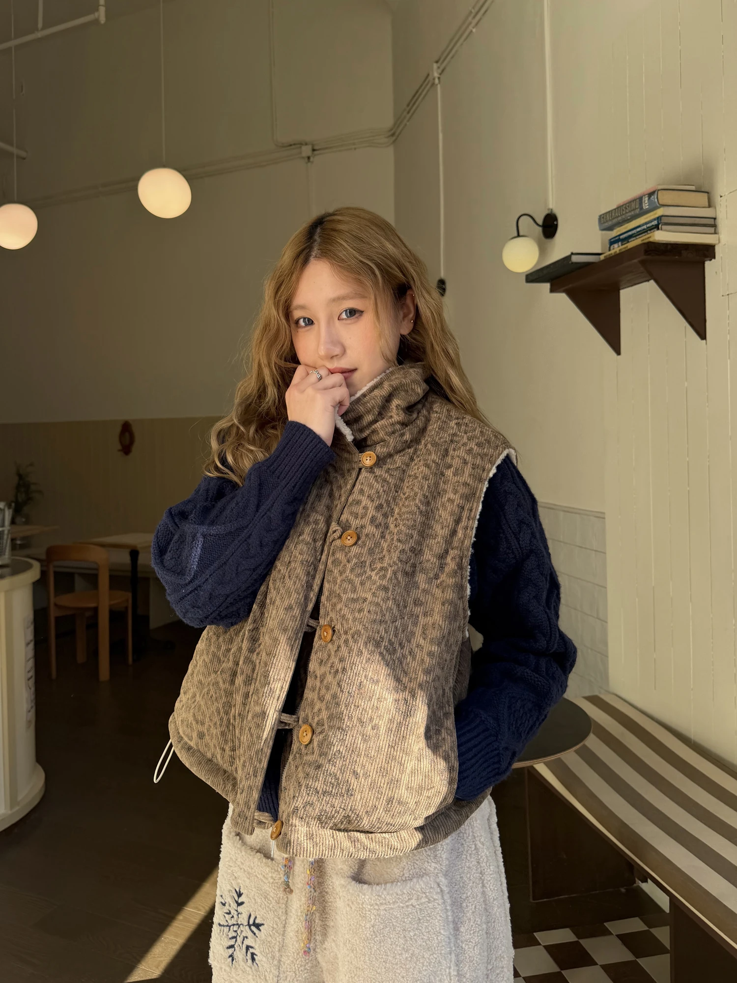 冬のコーディネートで豹紋ベストをどう選ぶ？美式風のスタンドカラーが冬の寒さを和らげる秘密