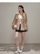 カーキ色のダブルブレストショートトレンチコート【ふんわりシルエット・プラスサイズ】