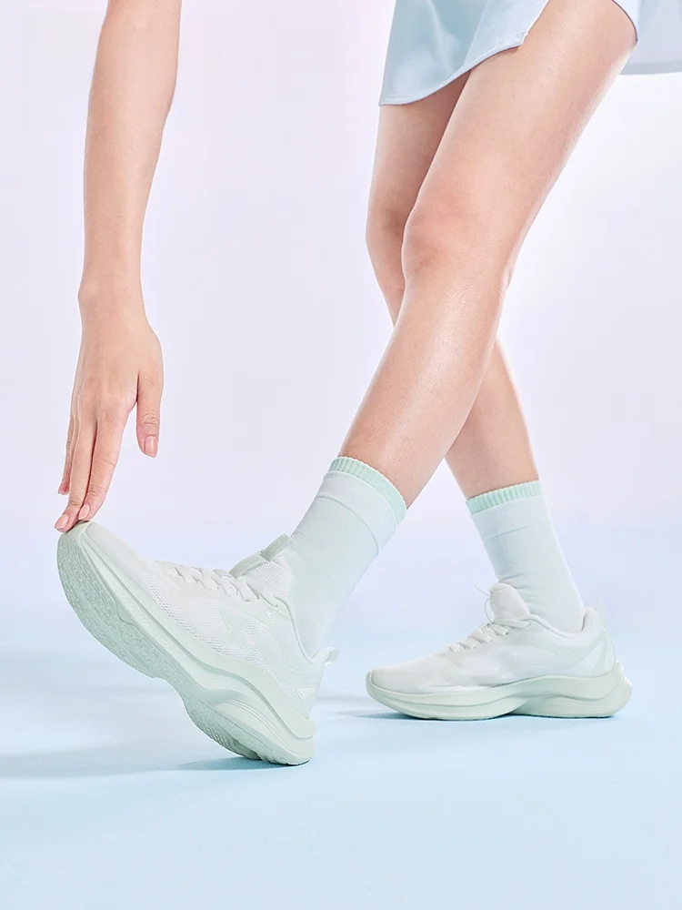 軽量で通気性のある女性用ランニングシューズ：薄型・極上の柔らかさ・メッシュ素材の実用性解析