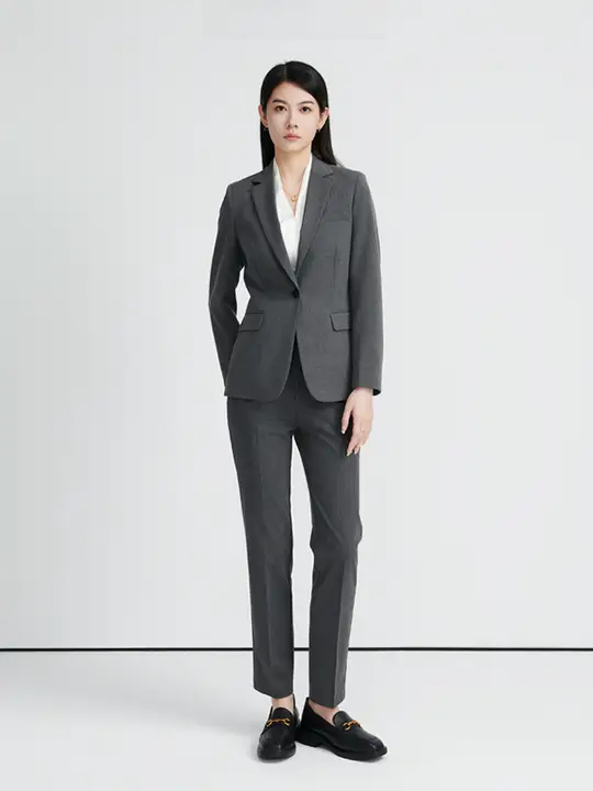 グレーのビジネススーツ【女性用・フォーマル・春用】（セットアップ対応）