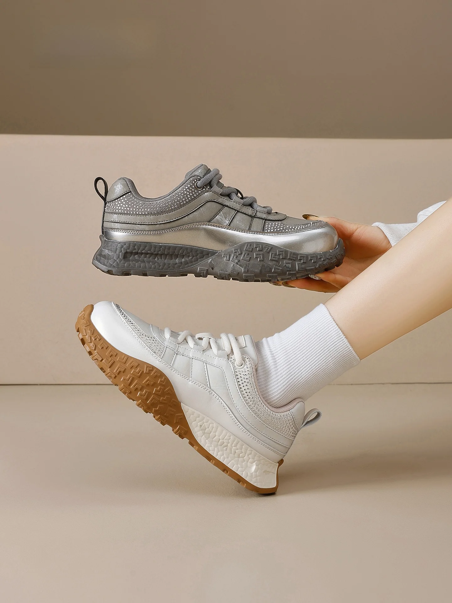 おしゃれなランニングシューズを選ぶには？厚底デザインが春の日常を彩る秘密