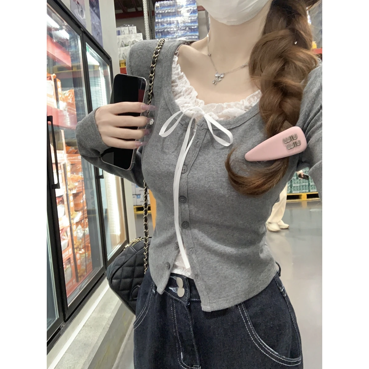 レース重ね着風の長袖Tシャツ：通勤シーンにおけるエレガントなスタイリングの実現