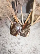 手作りテーマの花型樹脂ピアス