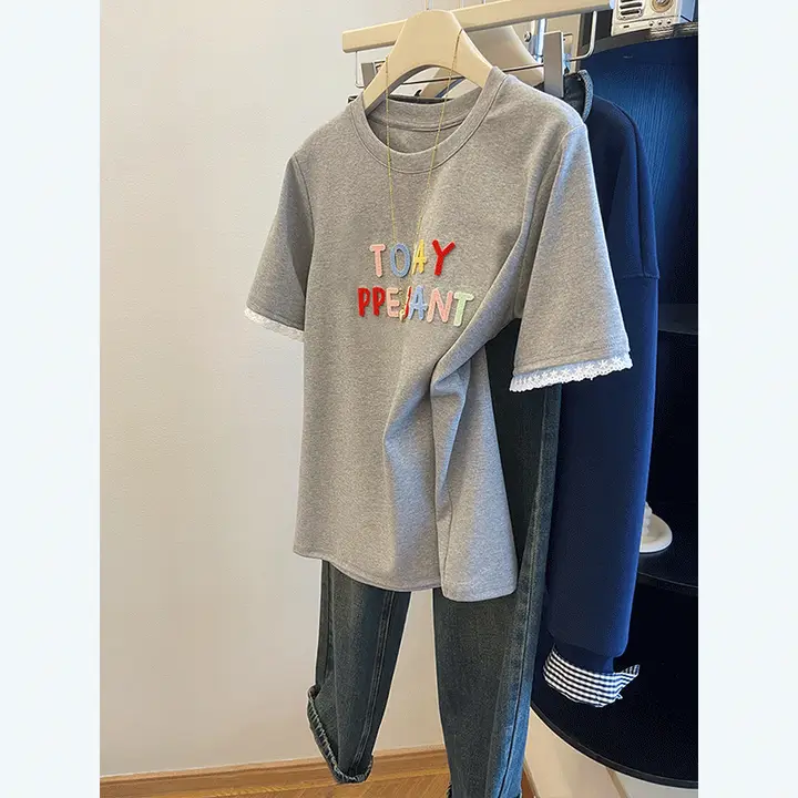 刺繍入りレースパネルのグレー半袖Tシャツ【ゆったりシルエット・アメリカンスタイル】