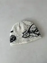 バタフライ刺繍のニットキャップ【秋冬・保温・耳あて付き・小顔効果】