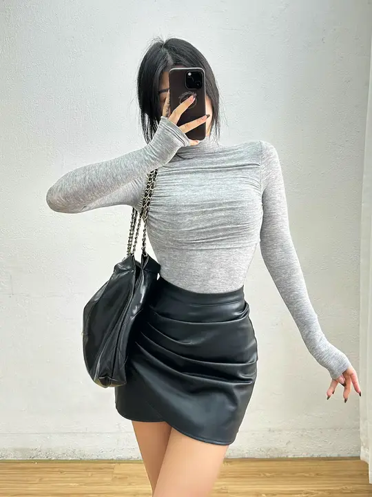 極上の柔らかさのハイネックタイトフィット長袖Tシャツ【胸元のドレープデザイン・女性用】