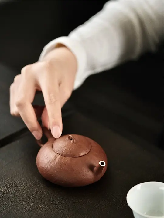 吴一延作 朱泥金彩茶壺【手作り・小型・陶器】
