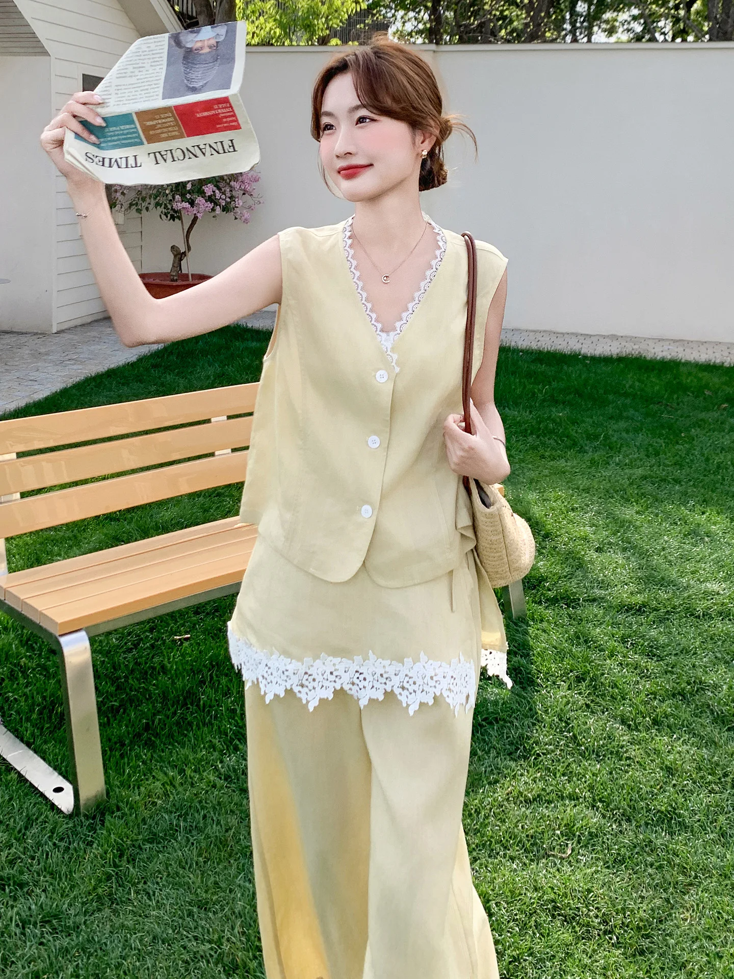 クリームイエローのレーストリムベストとワイドパンツで、夏の日常をどう彩る？