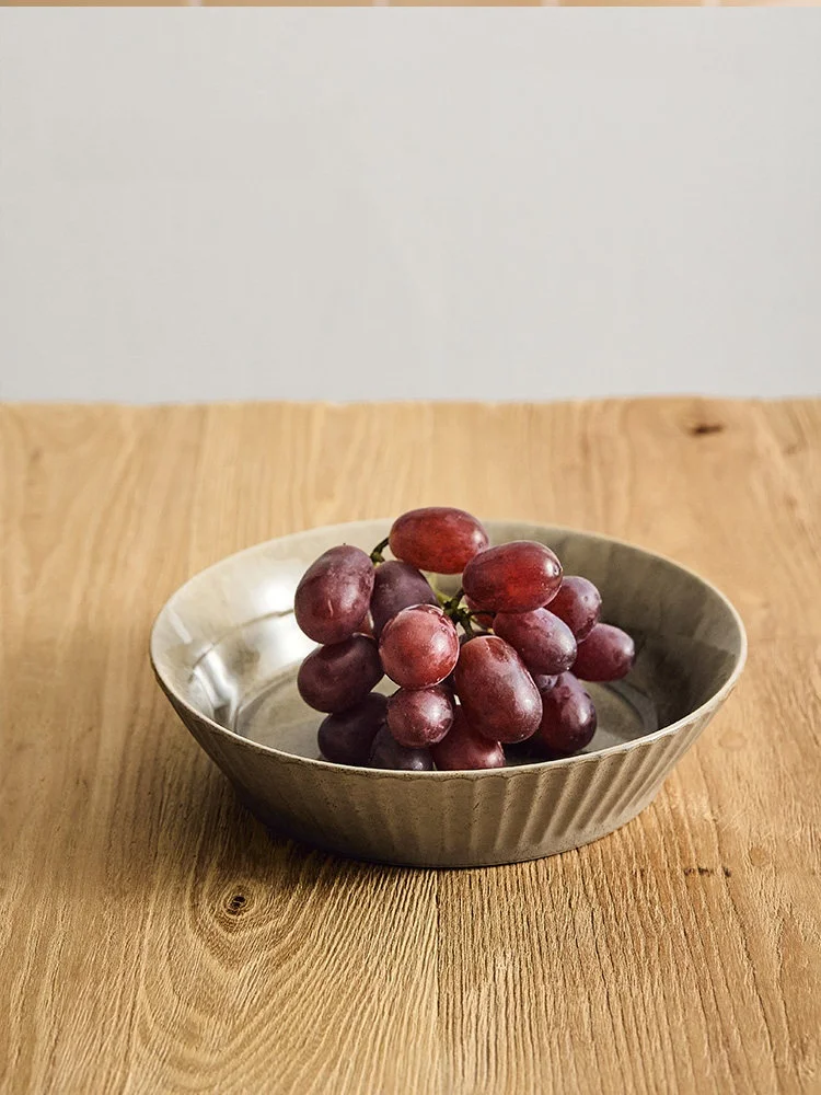 高級感ある美しい陶器製サービングプレート：エレガントデザインの使い方と価格帯
