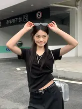 ブラックVネックショートスリーブTシャツ【ゆったりとしたデザイン・カジュアル用・女性用】