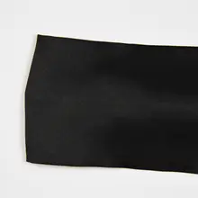 シンプルデザインの黒いシルクヘアバンド