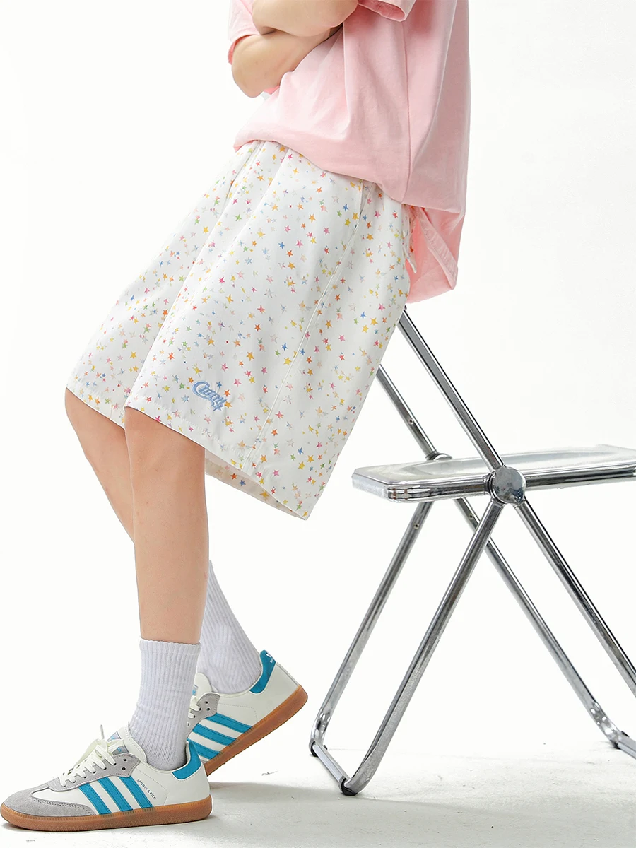 大人っぽい夏服としての星柄プリントショートパンツ：通勤風の実用性とデザインバランス