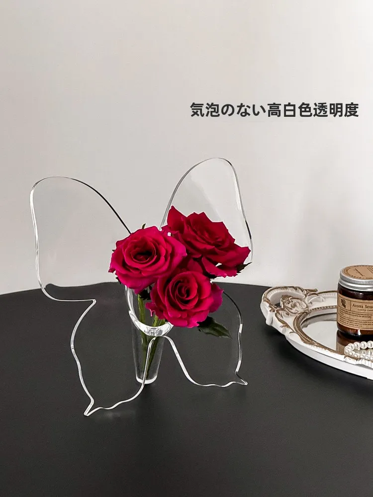 リビングに飾るおしゃれなインテリア小物を選ぶなら、このフレーム付き花瓶がおすすめ？