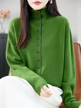 立ち襟デザインの精紡毛ニットカーディガン【ゆったりフィット・厚手・包みボタン】