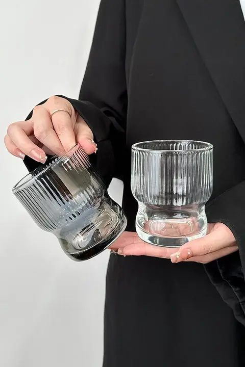 ストライプデザインのカフェスタイルグラスタンブラー【高級感・冷飲用・家庭用】