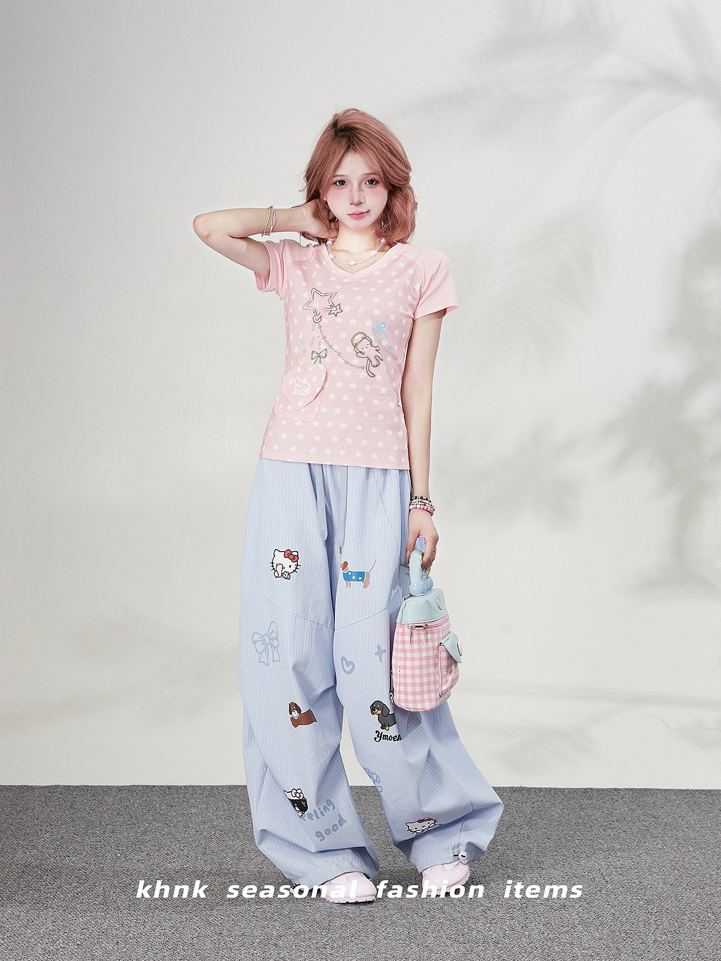 星柄プリントのVネック短袖Tシャツ：レトロかわいいスタイルの定義と実用性を解説