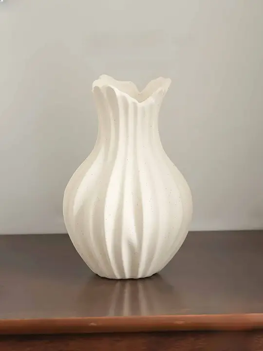 高級感あふれる陶器のアートフラワーベース【個性的なデザイン・民宿用】