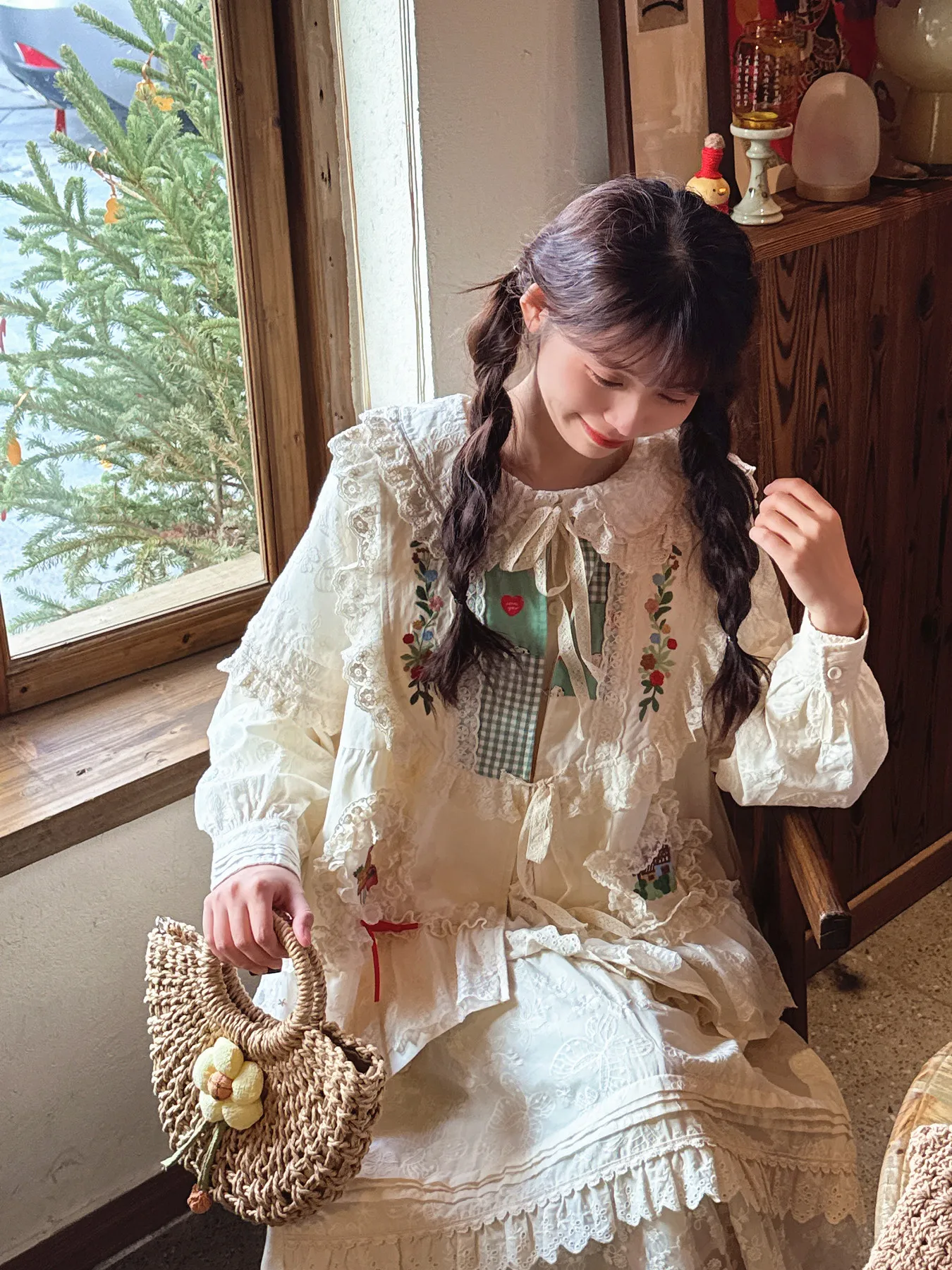 ベスト 私服とは？ナチュラルテイストのレトロレースベストが解決する女性の減龄悩み