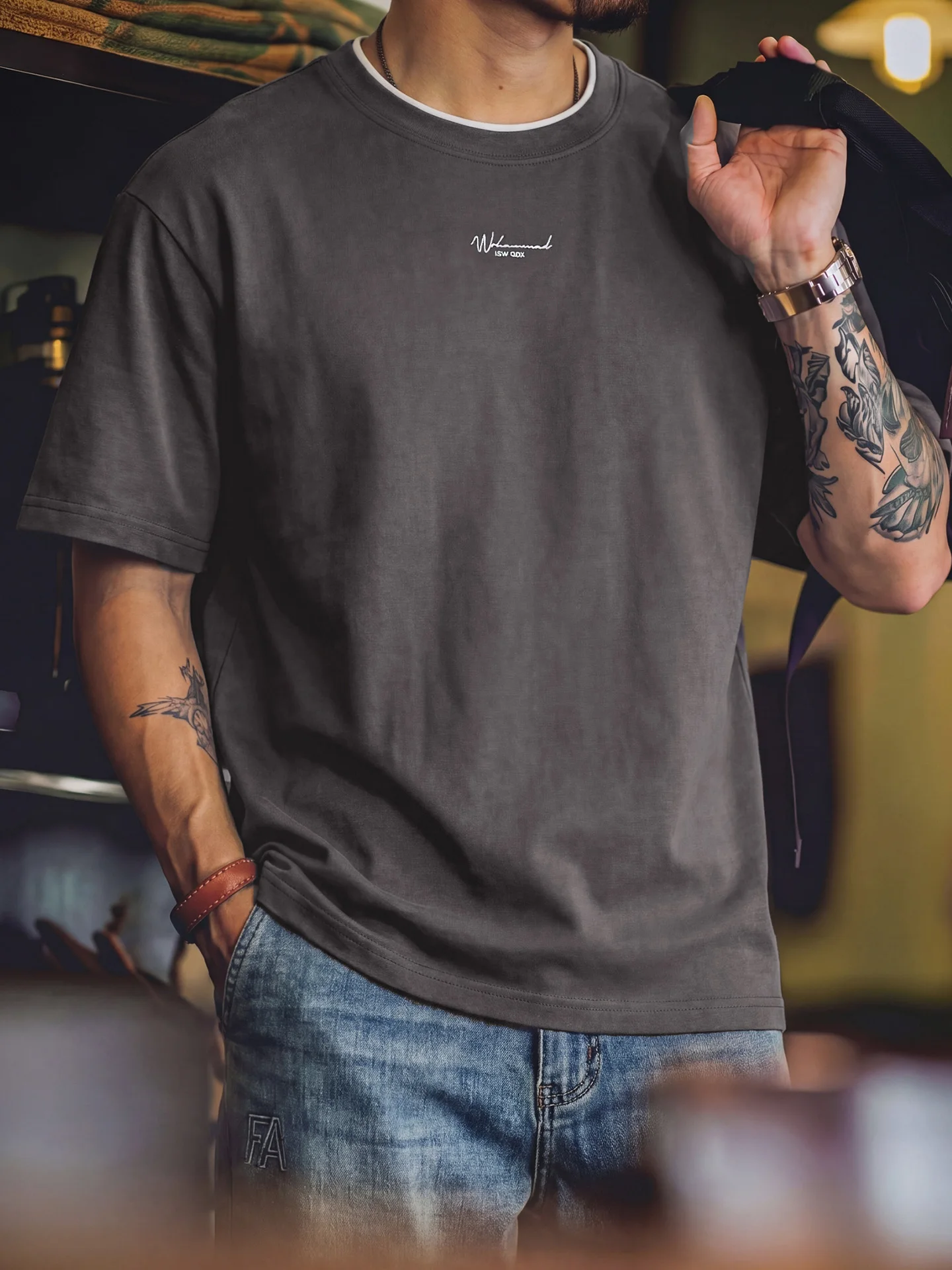 夏のメンズTシャツで迷うなら、この1点が救いになる？