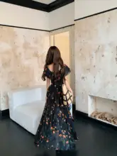 大きいサイズの夏用フレンチスタイルVネック花柄ドレス【ウエストシェイプ・シフォン・スリーブレス・ロング丈】
