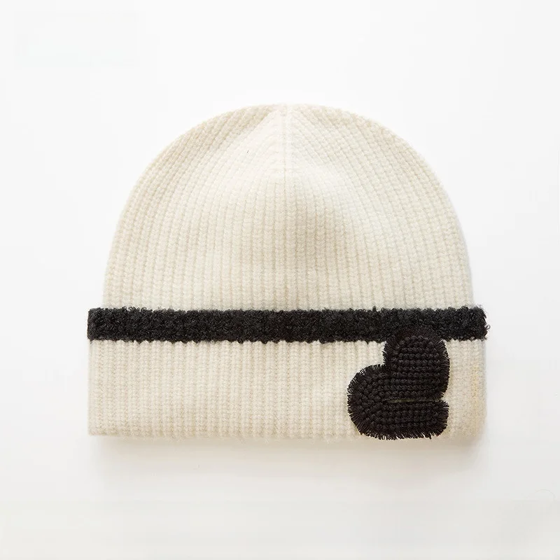 冬用ニット帽心形刺繍羊毛デザイン：女性向けの保温性とファッション性を兼ね備えた選択肢