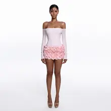 ピンクのオフショルダートップスと花柄ミニスカートのコーディネート（セットアップ対応）