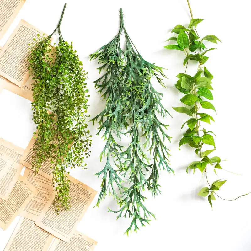 壁掛け装飾用フェイクつる植物：ウッドデッキに自然な目隠しを実現するインテリアソリューション