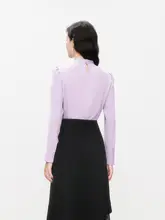 デザイン性のあるスリムフィットシャツ【リボン付き・レディース】
