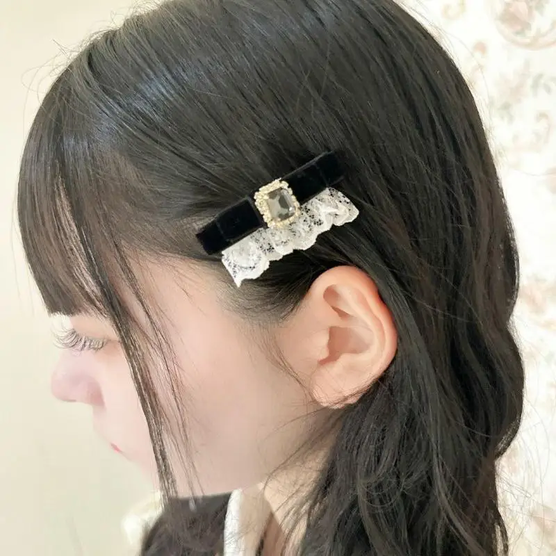 可愛らしいサイドクリップ：ショートボブや黒髪ショートスタイルに最適なレーストリムデザイン