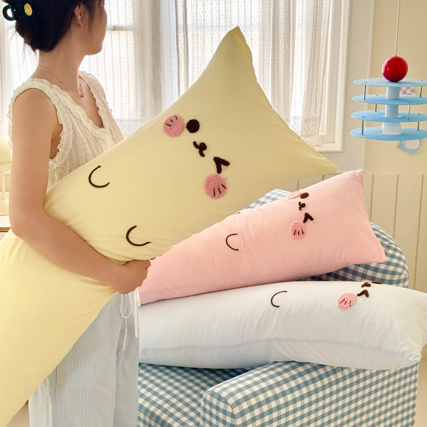 かわいらしい抱きしめ猫クッション：サイドスリープ向け長方形カバーの実用性と洗浄性