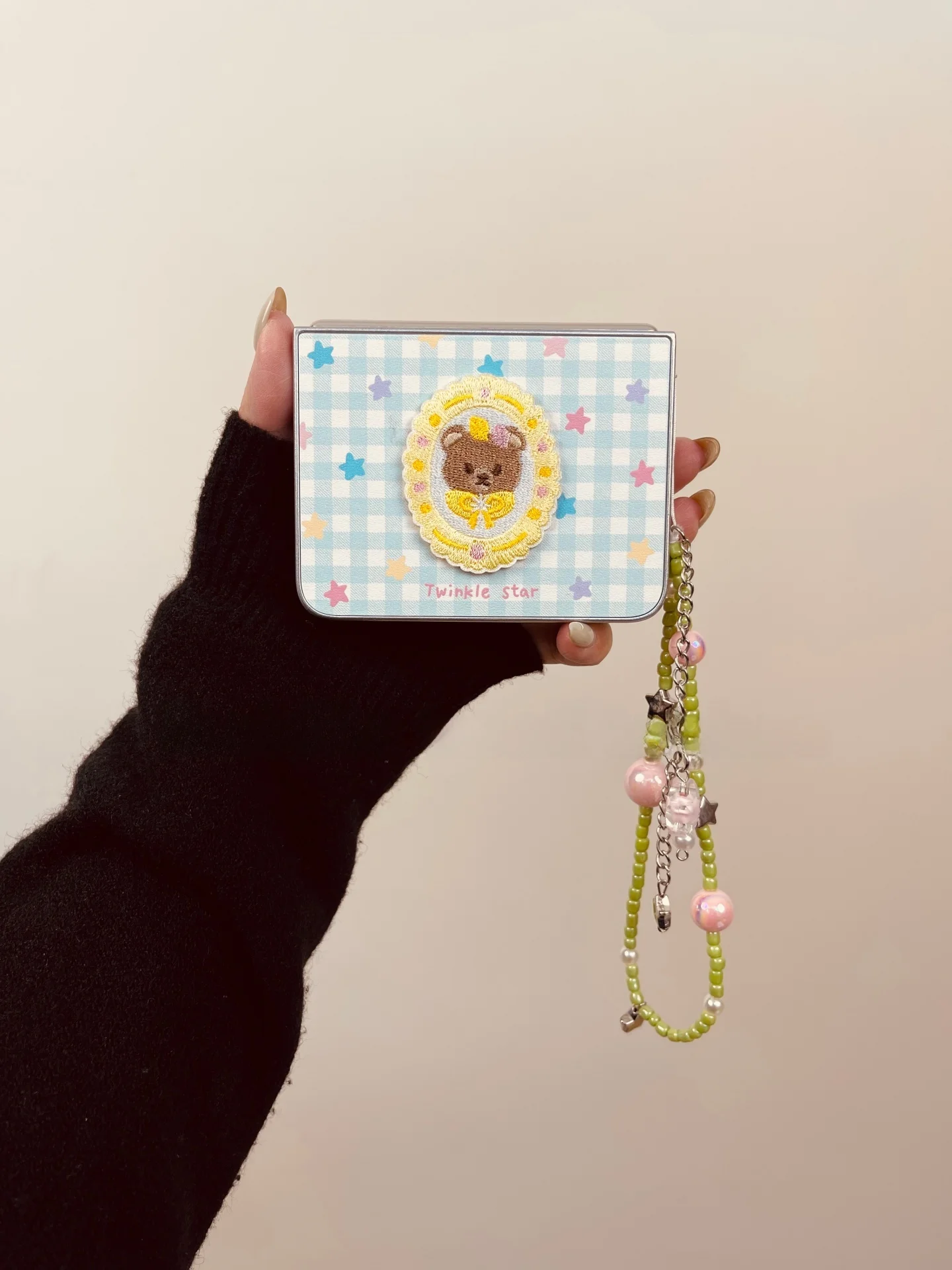 可愛い刺繍入りポケットケース：初期の携帯電話のデザインと現代スマホの違いを解説