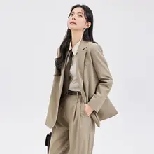 カーキ色のレディースジャケット【高級感・カジュアルスタイル・日常使いに最適】（セットアップ対応）