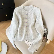 デザイン性のある花刺繍ニットカーディガン【ソフトな肌触り・ショート丈】