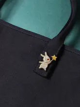 インディアシルク製 ハンド刺繍ウサギブローチ【高級感・個性的・ファッションアクセサリー】