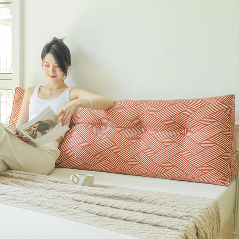 大きなベッドヘッドクッション：三角形のリネン素材で窓辺に設置する理想的な背もたれ
