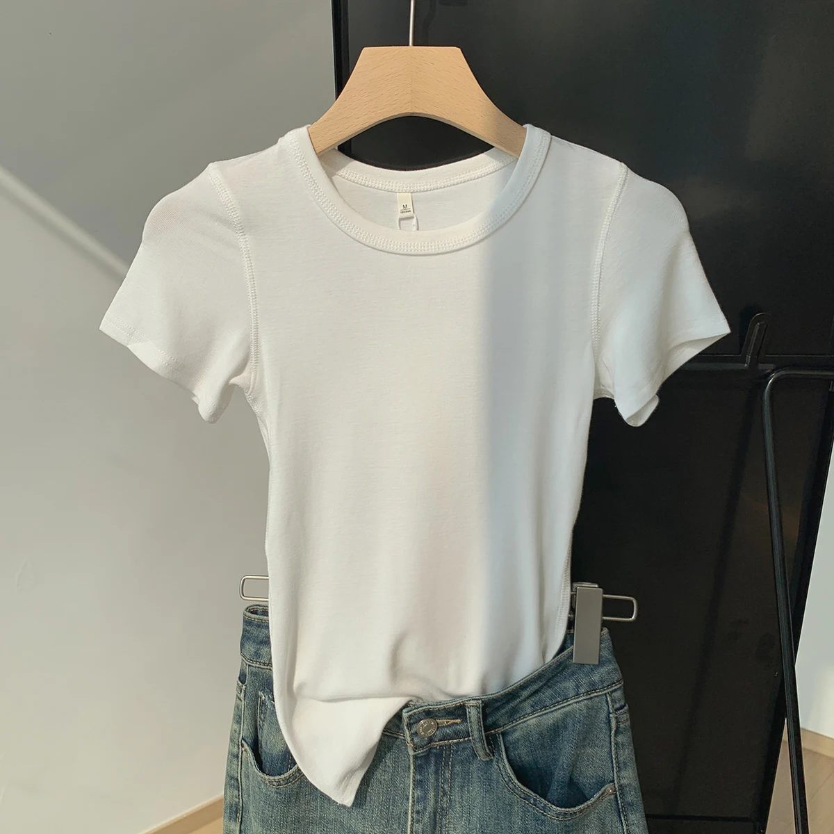 白色デザインの無地ショートスリーブTシャツ：通勤風の修身型で夏を快適に
