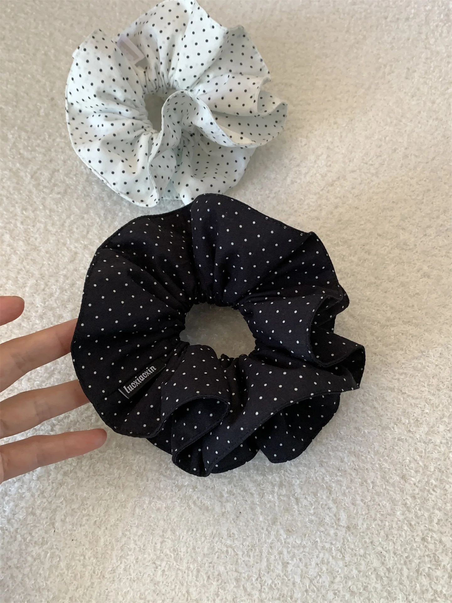 黒いドット柄のコットン布製ヘアゴム【二重構造・シンプルデザイン・髪まとめ用】