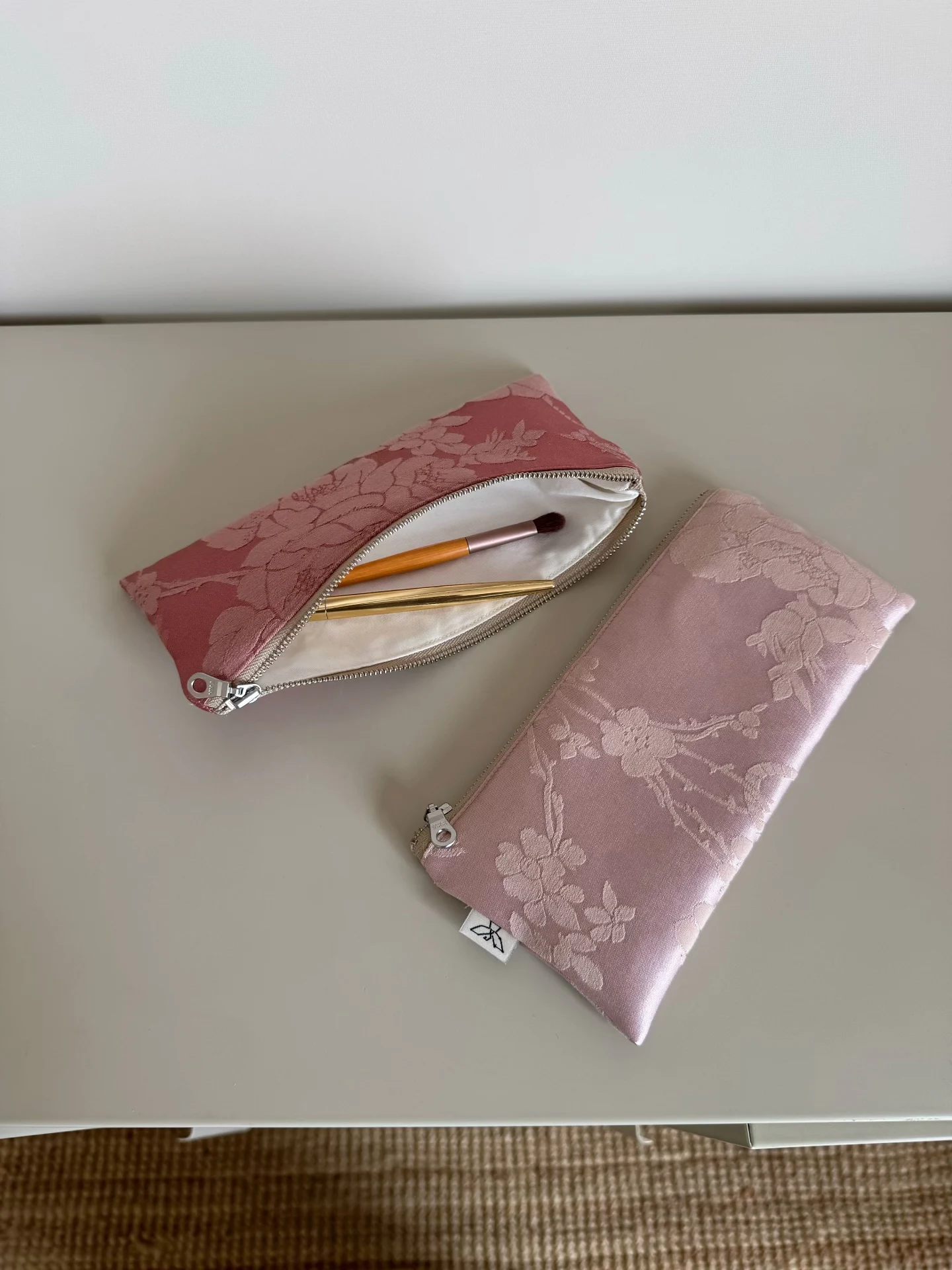 平成 懐かしい筆箱 とは？ピンクサテン製刺繍長型収納ポーチの実際の使い勝手と特性