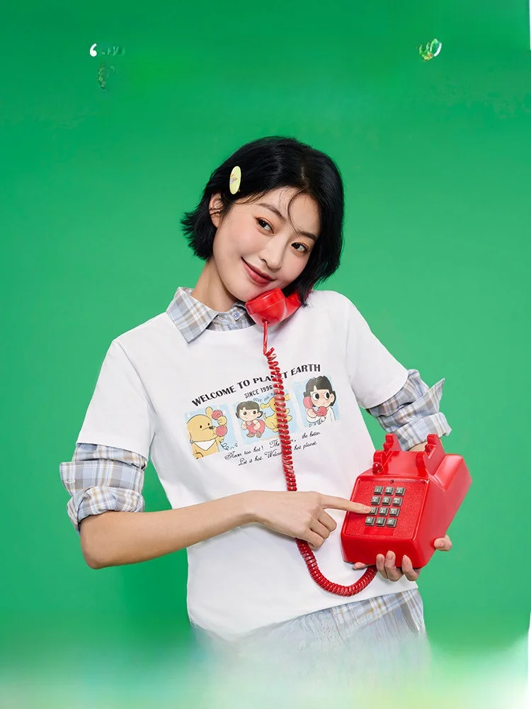 阿毛コラボデザインの短袖Tシャツ：夏用イラストレーターシリーズの通勤風スタイルとは