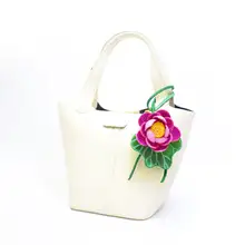 立体的なレザー蓮の花のチャーム【牛革製・おしゃれなギフト用】