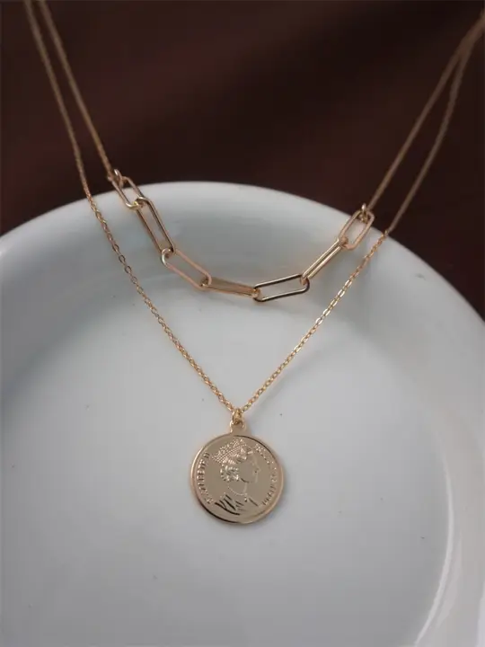 ヴィンテージ風のラウンドメダルとスクエアチェーンのセーターネックレス【レトロデザイン・重ね付け対応】