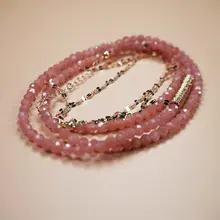 天然のレッドストーン三重巻きブレスレット【ピンク・ゴールドアクセント・ハンドメイド】（セットアップ対応）