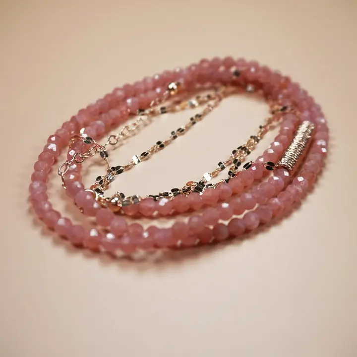 天然のレッドストーン三重巻きブレスレット【ピンク・ゴールドアクセント・ハンドメイド】（セットアップ対応）