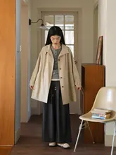 春用 カーキ色 ウエストシェイプ 中長丈 スタンドカラーコート【抗しわ・エレガントなドレープ】