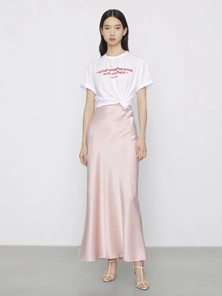 アセテートサテン製ロングフレアスカート：ダブルフェイス・フィッシュテールデザインの通勤シーンでの実用性とデザイン特性
